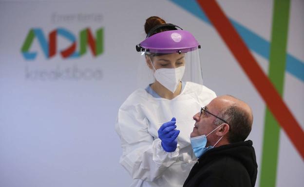 Osakidetza solo hará PCR a los contactos estrechos de personas contagiadas si son vulnerables