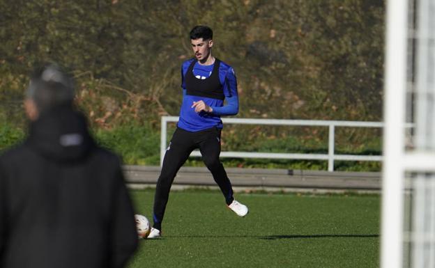 Carlos Fernández y Nacho Monreal entrenan con balón en Zubieta