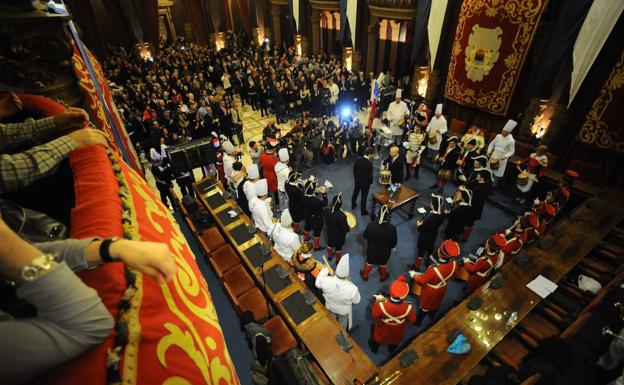 La bandera ondeará en 'La Consti', pero no desde medianoche
