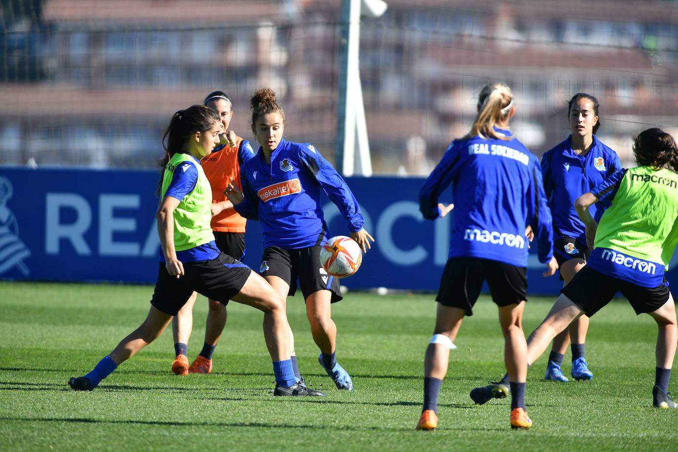 Varios casos de Covid obligan a aplazar el Real-Barça de mañana en Zubieta