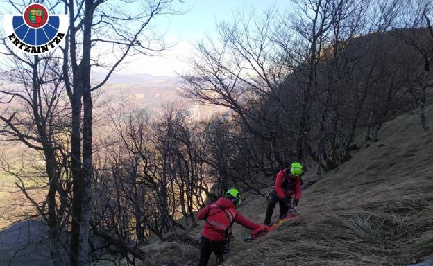 Fallece un vecino de Berrobi de 39 años tras precipitarse al vacío en el monte Balerdi