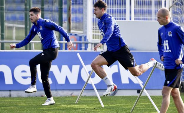 Martín Zubimendi entrena con el grupo y Alexander Isak sigue al margen