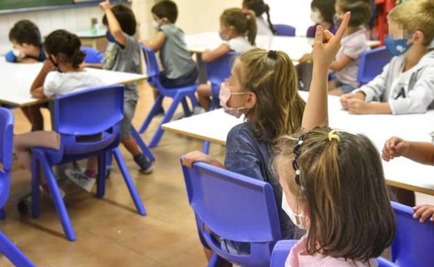 «En la clase de mi hijo hay 5 positivos pero al resto de niños no se consideran contacto estrecho»