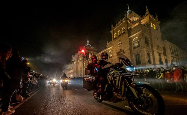 Quemando rueda frente a Caballería