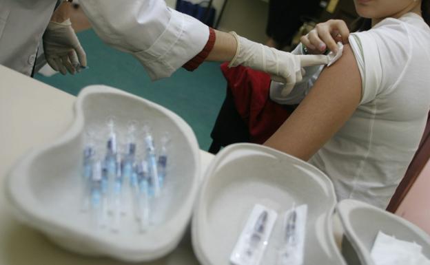 Unos padres denuncian en Valencia que su hijo recibió la vacuna en el colegio sin su consentimiento