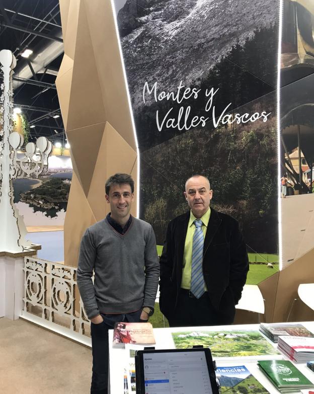 Ion Ubide, técnico de Goitur y Niko Osinalde, director el año pasado en Fitur./
