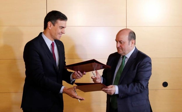 Ortuzar se mantiene en el 'no' a la reforma laboral y advierte a Sánchez que sin traspaso del IMV «se va todo al carajo»