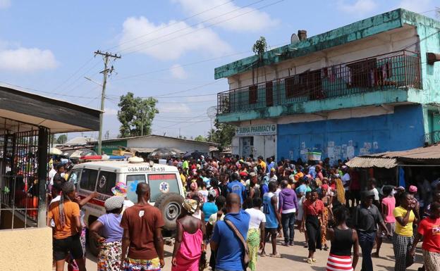 Citizens waiting outside the hospital in Monrovia (Liberia).