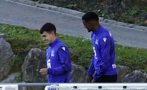 Alexander Isak, Martin Zubimendi y Mathew Ryan entrenan al margen