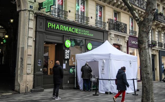 Francia dejará de exigir la mascarilla en exteriores desde febrero