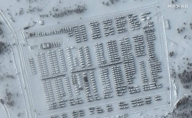 Aerial view of several Russian military vehicles on the border with Ukraine. 