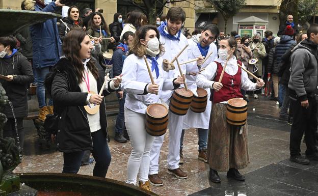 Tamborrada improvisada en El Antiguo