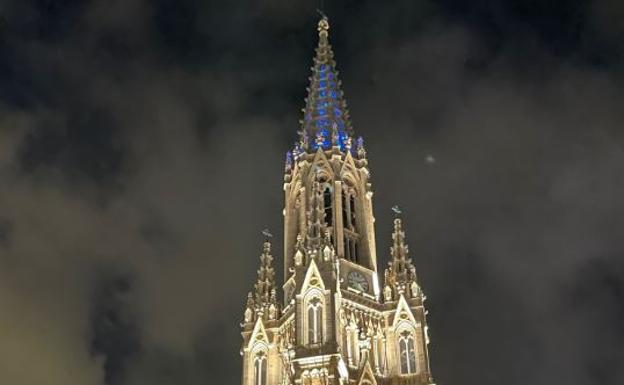 La catedral del Buen Pastor iluminó su torre de azul y blanco para honrar al santo
