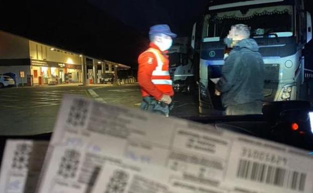 Denunciado un camionero en Sunbilla por cuatro infracciones graves, entre ellas circular en sentido contrario