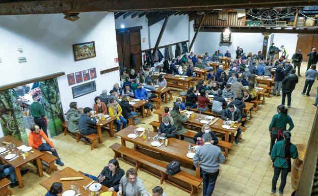 El primer txotx, a mesa puesta