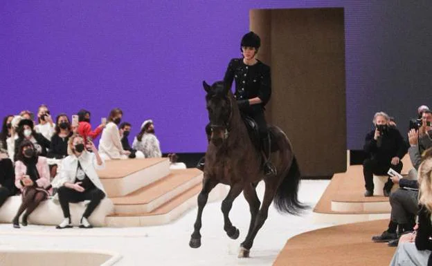 Carlota Casiraghi irrumpe a caballo en el desfile de Chanel