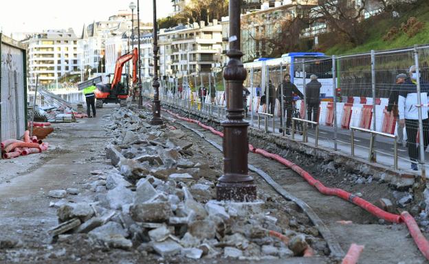Levantado el pavimento del paseo de La Concha