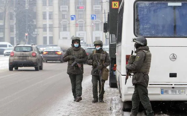 Members of the Ukrainian National Guard patrol a Dnipro avenue.