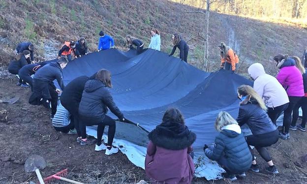 Los escolares participan en la creación del humedal en la zona de Munoandi