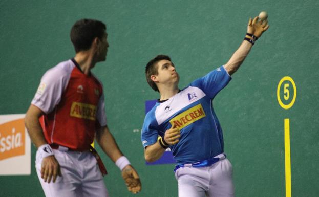 Tres victorias seguidas dan el liderato a Iker Irribarria y Beñat Rezusta