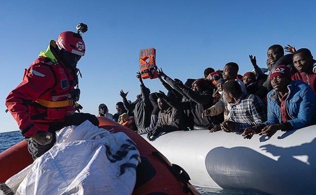 Las 176 personas rescatadas por el Aita Mari logran desembarcar en Lampedusa