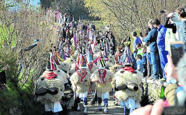 El carnaval de Ituren y Zubieta recupera hoy el desfile de sus joaldunak