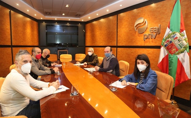 El PNV se compromete con ELA y LAB a blindar los convenios autonómicos en la reforma laboral