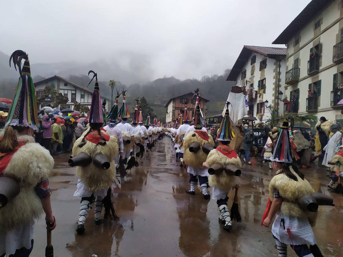 Los joares ya desfilan en el carnaval de Ituren y Zubieta