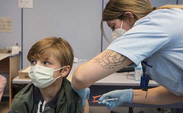 Un millar de niños menores de 12 años se vacunan cada día en Euskadi