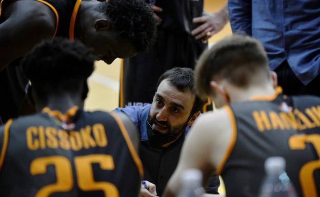 El Juaristi, con los últimos coletazos del Covid todavía presentes, recibe hoy al Oviedo