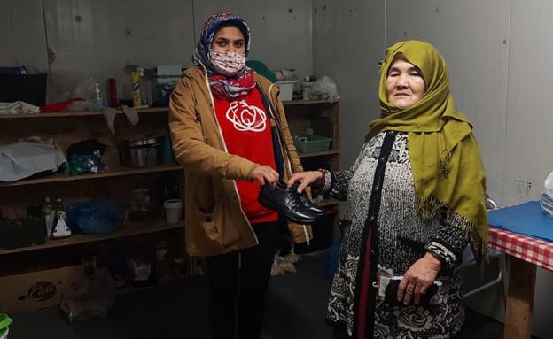 Los 120.000 zapatos donados a Zaporeak comienzan a llegar a los campos de Grecia y Siria