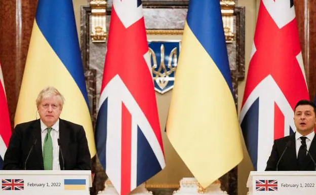 British Prime Minister Boris Johnson appears before the media alongside Ukrainian President Volodimir Zelensky. 