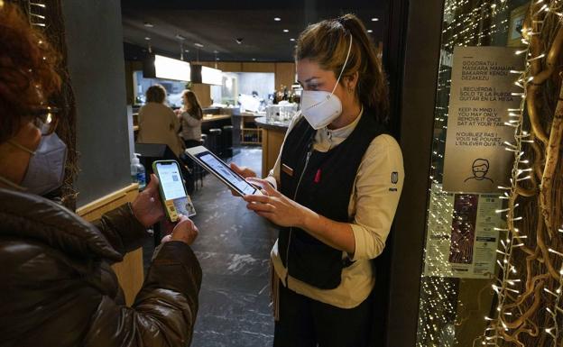 El pasaporte Covid queda limitado de nuevo en Euskadi al ocio nocturno y grandes restaurantes