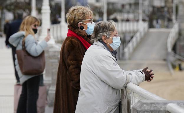 Los contagios bajan casi un 20% la última semana y hay cien enfermos menos ingresados en planta