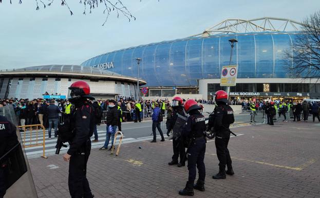Blindaje policial y máxima seguridad a la llegada de la Real y el Betis