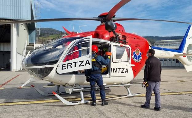 Rescatado en helicóptero un montañero de 63 años en Aiako Harria por una indisposición