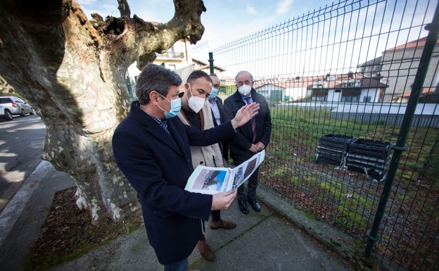 Denis Itxaso y José Antonio Santano visitan las termas de Oiasso y el castillo de Gazteluzahar