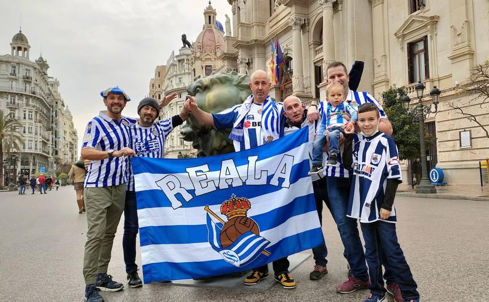 Mascletá txuri-urdin en el Turia