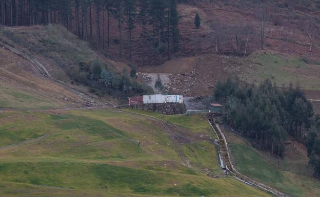 Una marcha homenajea a las dos víctimas de Zaldibar dos años después del desastre