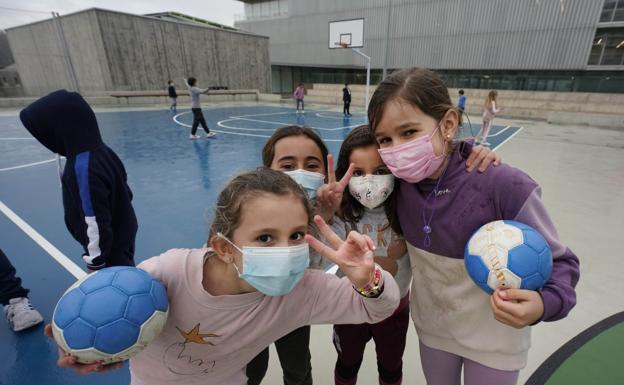 Euskadi estudia el fin de las mascarillas en los patios que aplicará el resto de comunidades