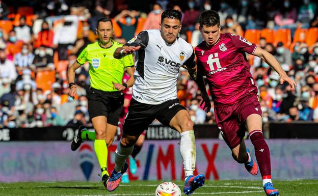 Igor Zubeldia, con cinco tarjetas, baja para el Real Sociedad - Granada