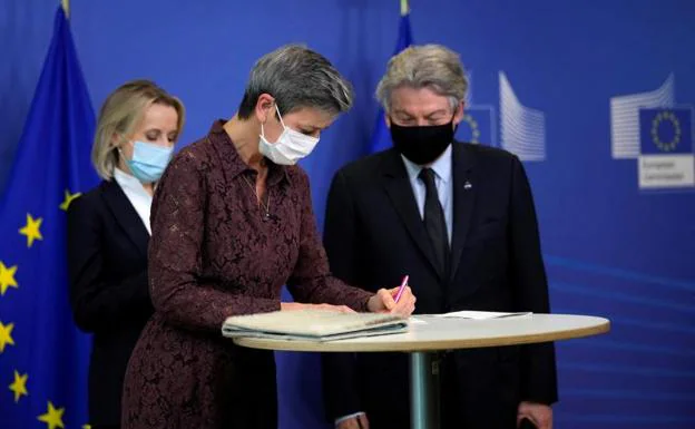 Teresa Czerwinska, Vice President of the European Investment Bank, Margrethe Vestager, European Commissioner and Thierry Breton, European Commissioner for the Internal Market at the signing of the Chip Law.