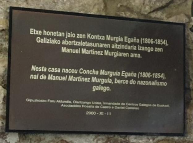 Poesia errezitaldia eta lore eskaintza Kontxa Murgia omentzeko