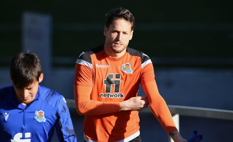 Álex Remiro sella la portería para mantener viva a la Real Sociedad