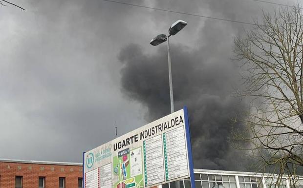 Sofocan un incendio en un polígono industrial en Azkoitia