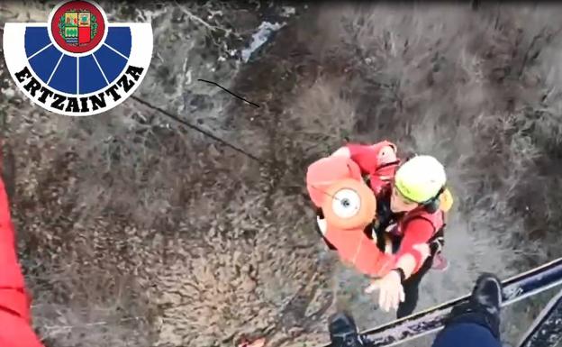 Rescatada en helicóptero una montañera de 54 años en el Txindoki