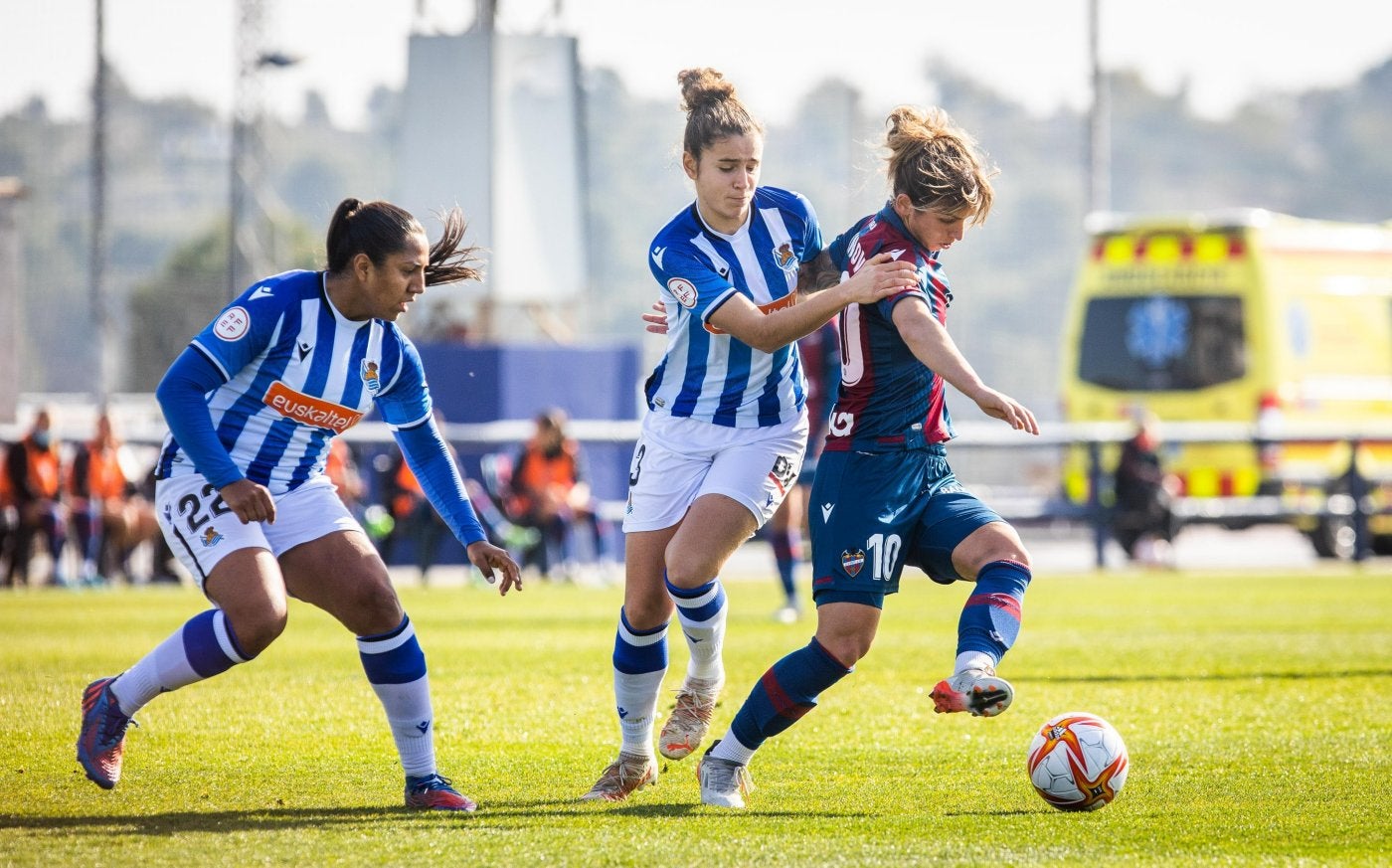 Un Levante superior hace más grande el bache realista