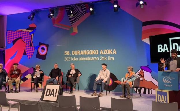 Franco kantuz borrokatu zuten Ipar Euskal Herriko kantariak gogoan