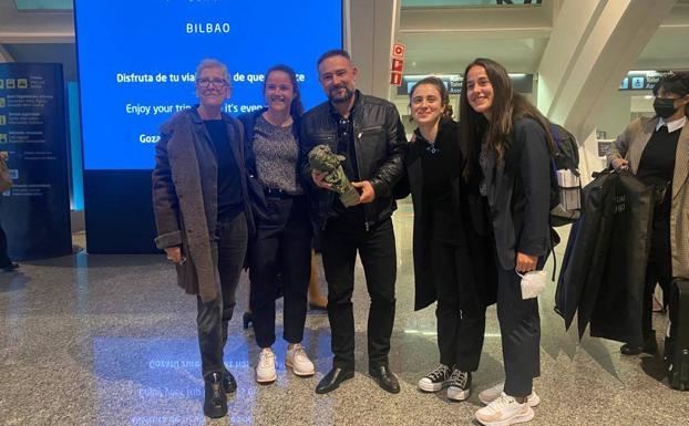 Los integrantes de 'Maixabel' y las jugadoras de la Real Sociedad coinciden en el aeropuerto de Valencia