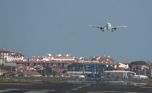 Por primera vez, un vuelo que debía aterrizar en Bilbao acaba tomando tierra en Hondarribia